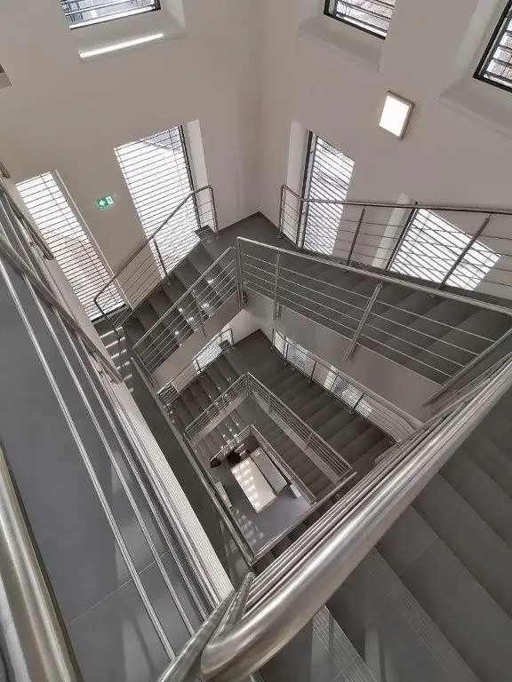 Nerezová zábradlí a schodiště