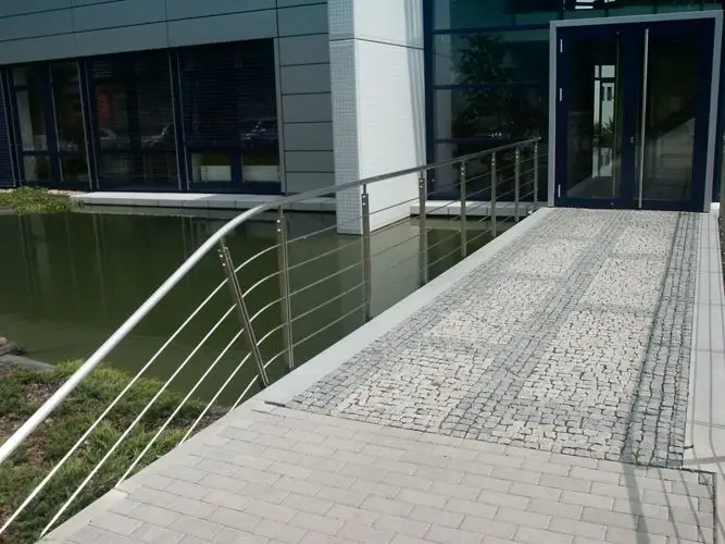 Nerezová zábradlí a schodiště